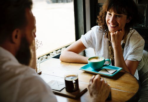 Masih Jomlo dan Sering Gugup? Cara Ini Efektif untuk Memulai Percakapan dengan Perempuan
