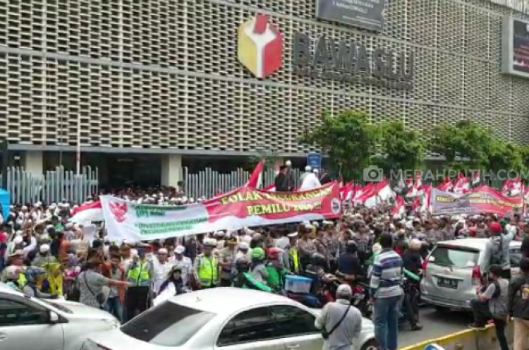 Datangi Bawaslu, Massa Desak Jokowi Dicoret dari Pilpres