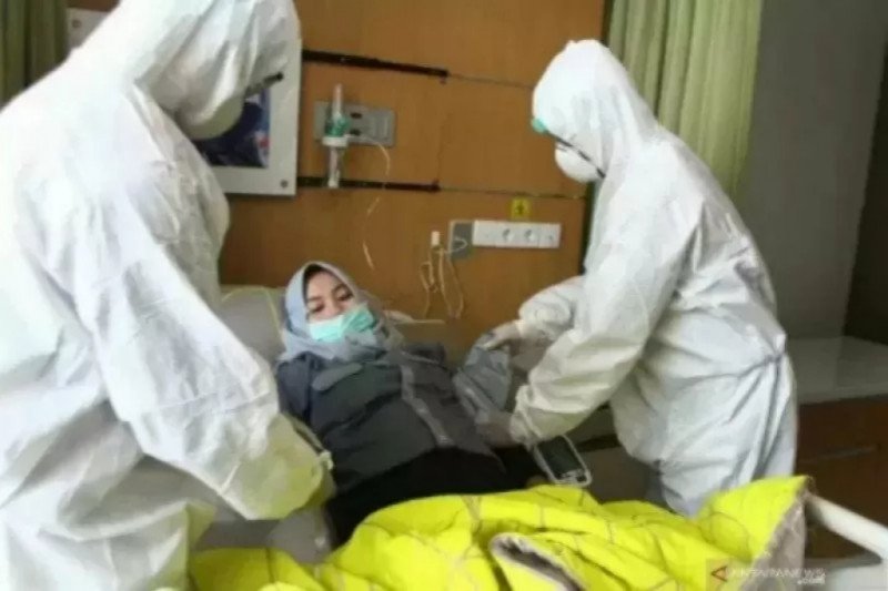 Petugas medis memeriksa kondisi pasien di ruang isolasi. (ANTARA/Ari Bowo Suciptoisitif)
