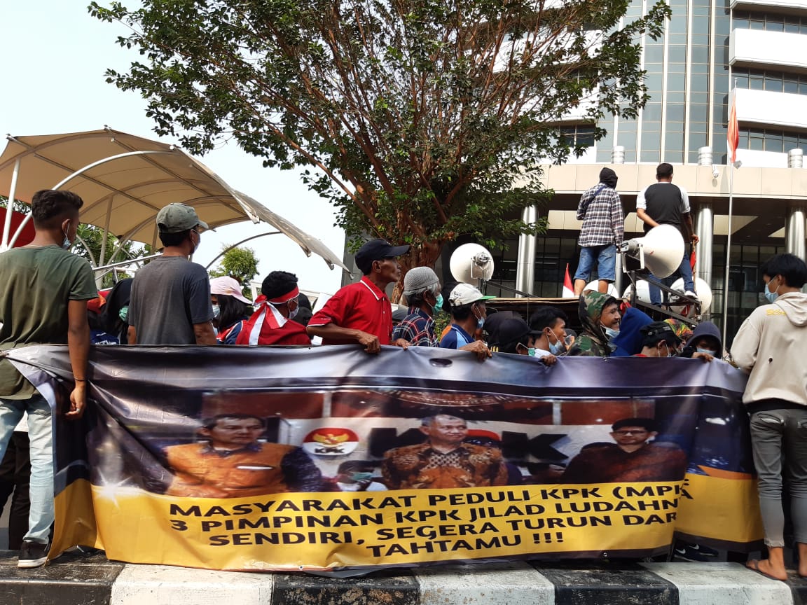 Massa mengatasnamakan Masyarakat Peduli KPK (MPK) kembali berunjuk rasa mendatangi Gedung Merah Putih Komisi Pemberantasan Korupsi (KPK), Jakarta, Senin (23/9)