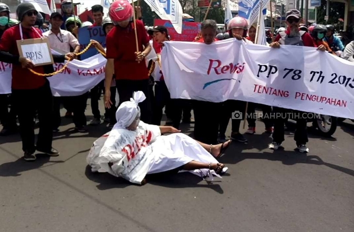 Buruh menggelar aksi demonstrasi di halaman gedung DPRD Kabupaten Sukoharjo menolak kenaikan premi BPJS Kesehatan, Rabu (13/11). (MP/Ismail)