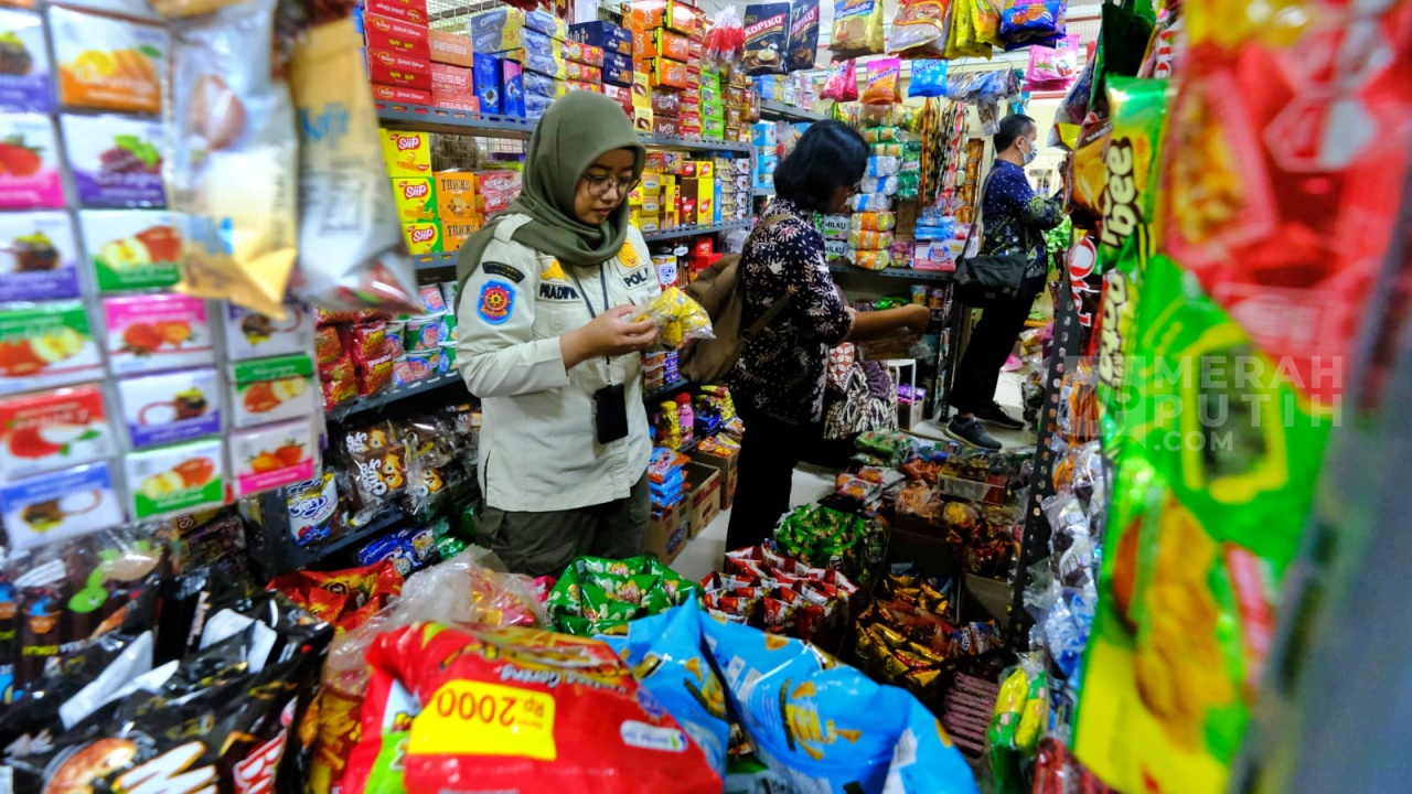 Inspeksi Makanan, Dinkes Solo Temukan Makanan Tak Berizin Hingga Kemasan Rusak Dimakan Tikus