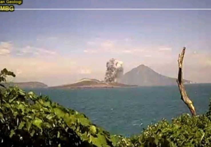 Erupsi Gunung Anak Krakatau: Abu Terlontar Setinggi 1.000 Meter dari Puncak