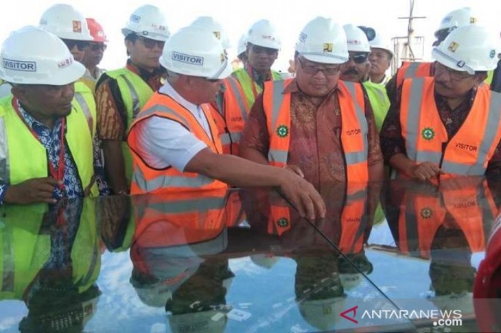 Kepala Bappenas Bambang Brodjonegoro bersama Menteri ATR/BPN Sofyan Djalil saat meninjau kawasan PT ITCI Hutani Manunggal di Kelurahan Pamaluan, Kecamatan Sepaku, Kabupaten Penajam Paser Utara, Rabu (2/10). (Antaranews/Novi Abdi)