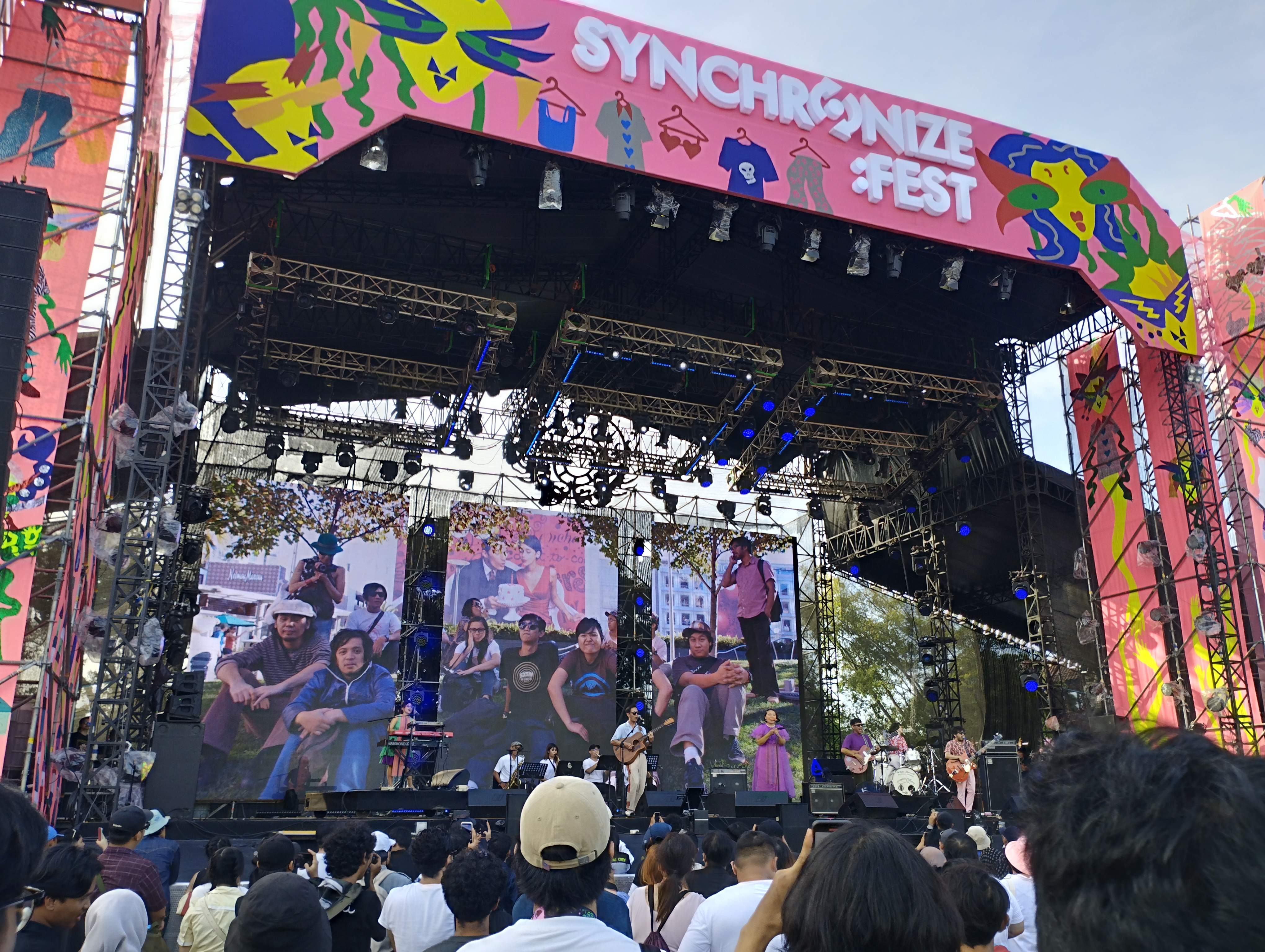 White Shoes & The Couples Company Gebrak 'District Stage' di Synchronize Fest 2025