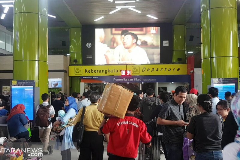 Suasana di gerbang keberangkatan Stasiun Gambir, Jakarta Pusat, Jumat (7/6/2019). Foto: ANTARA