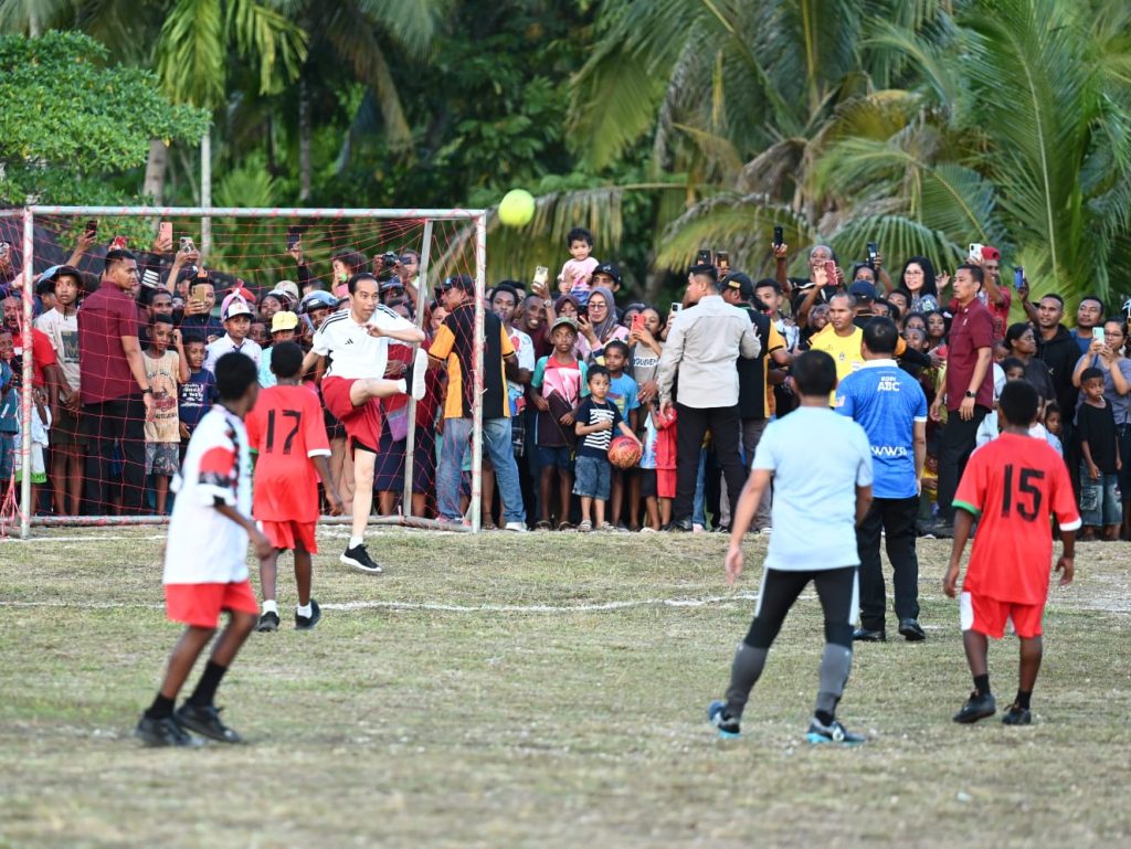 Presiden FIFA Komentari Jokowi Main Sepak Bola Bersama Anak-anak di Papua