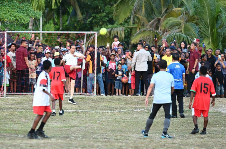Presiden FIFA Komentari Jokowi Main Sepak Bola Bersama Anak-anak di Papua