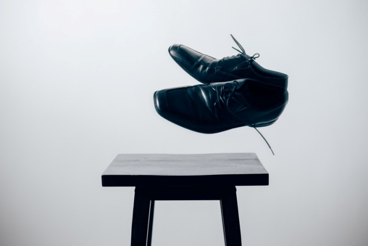 Kulit pisang dapat dipakai untuk mengoles sepatu kulit. (Foto: unsplash/Mark Rabe)