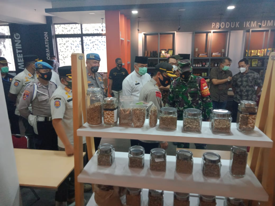 Tim gabungan Polri dan TNI melakukan sidak ke kantor pusat Perusahaan Perdagangan Indonesia (Persero) di kawasan Gambir, Jakarta Pusat. 