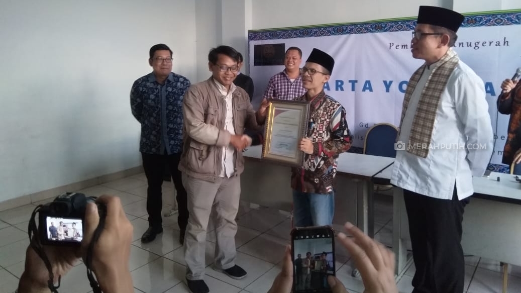 Pengamat Politik Ujang Komarudin Raih Penghargaan Jakarta Youth Award 2019