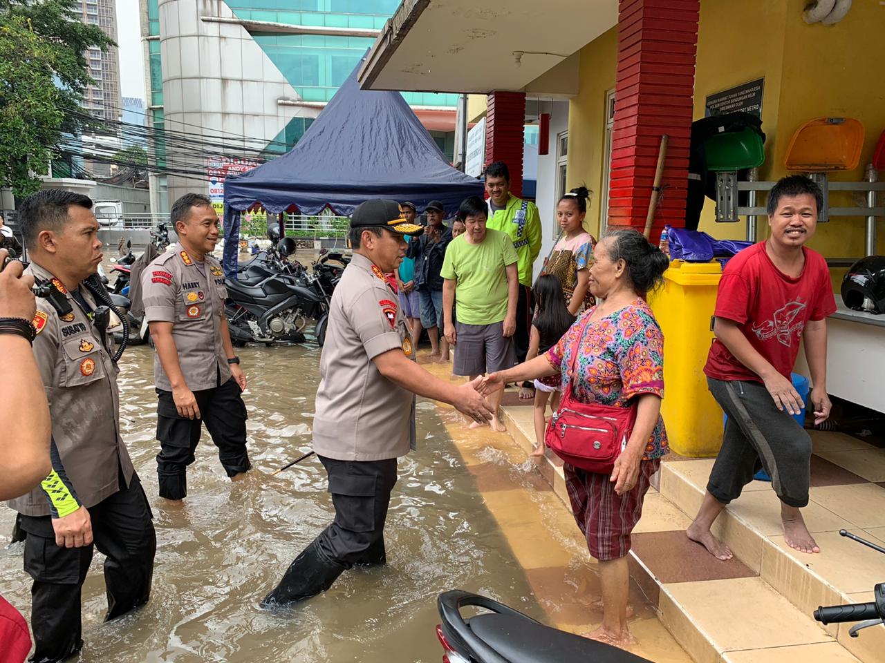 Polda Metro Jaya ikut turun membantu penanganan banjir yang melanda Ibu Kota pada awal tahun baru 2020. Foto: MP/Kanu