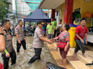 Polisi Ikut Bantu Evakuasi Korban Banjir