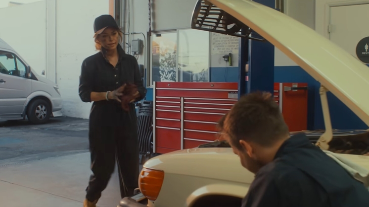 Shania Twain Tampil Enerjik di Video Musik Terbaru 'Giddy Up!'