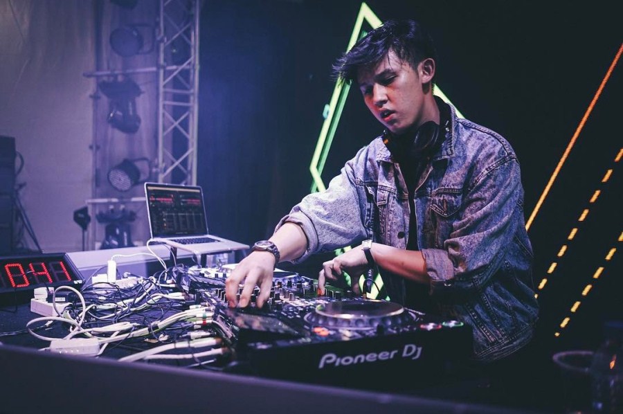 Selain Punya Tampang Ganteng, Yuk Intip Gaya Ala Jevin Julian - MerahPutih