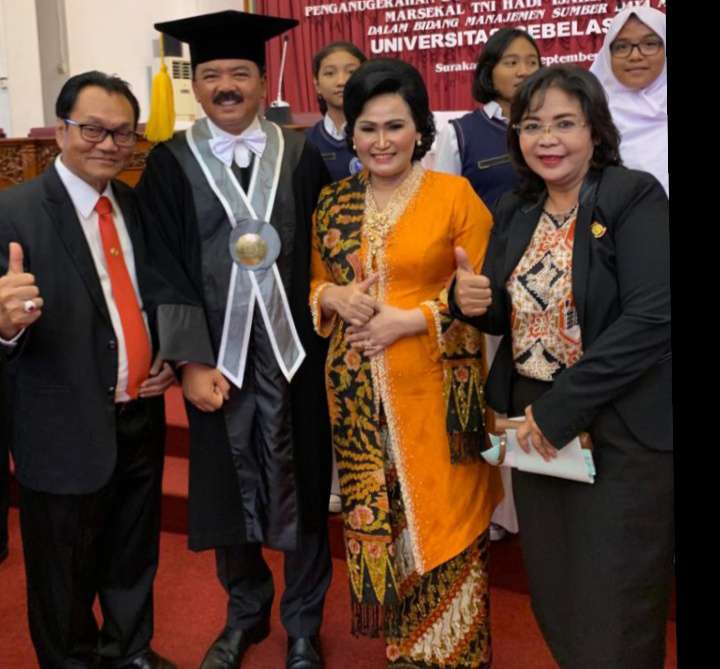 Panglima TNI Marsekal Hadi Tjahjanto menerima penganugerahan doktor kehormatan honoris causa dalam sidang senat terbuka dari UNS Surakarta, Jawa Tengah, Jumat (20/9). (MP/Ismail)