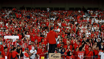 Aksi Supporter Timnas Indonesia Dukung Laga Lawan China di Stadion Utama GBK Jakarta