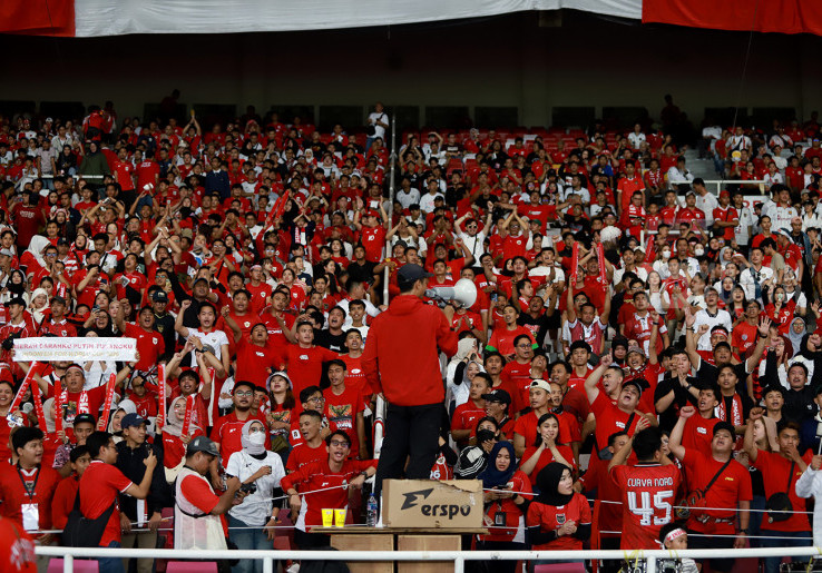 Aksi Supporter Timnas Indonesia Dukung Laga Lawan China di Stadion Utama GBK Jakarta