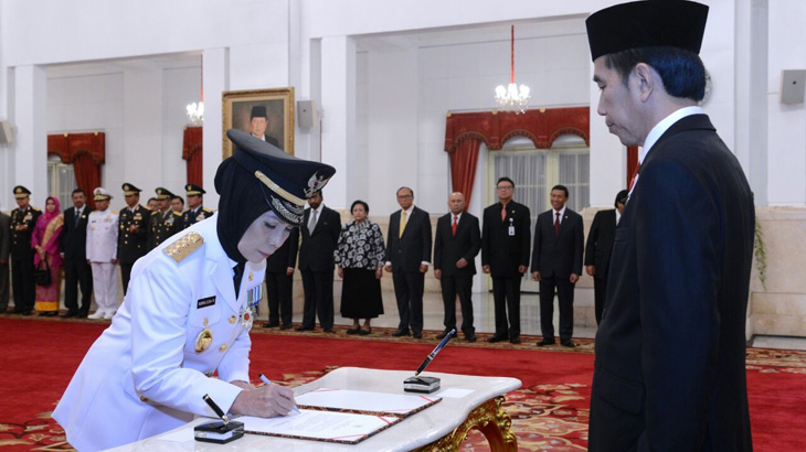 Nurhajizah Marpaung bersalaman dengan Jokowi. (Biro Pers Setpres)