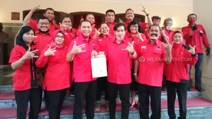 Bakal cawali dan cawawali Gibran Rakabiming Raka dan Teguh Prakosa menunjukkan surat rekomendasi, Jumat (17/7). (MP/Ismail)