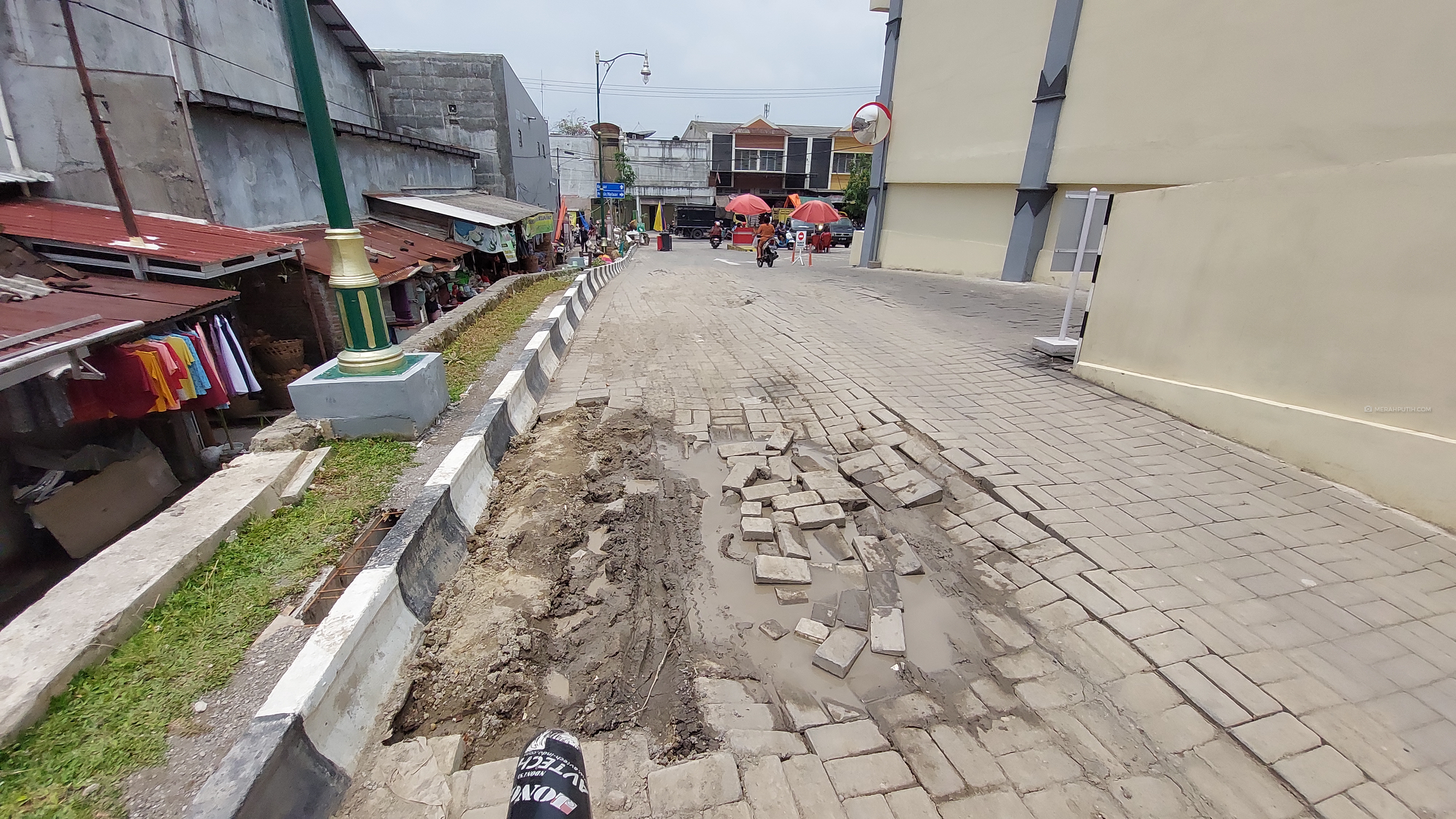 Baru Diresmikan, Paving Parkiran Pasar Legi Solo Ambyar