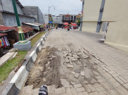 Baru Diresmikan, Paving Parkiran Pasar Legi Solo Ambyar