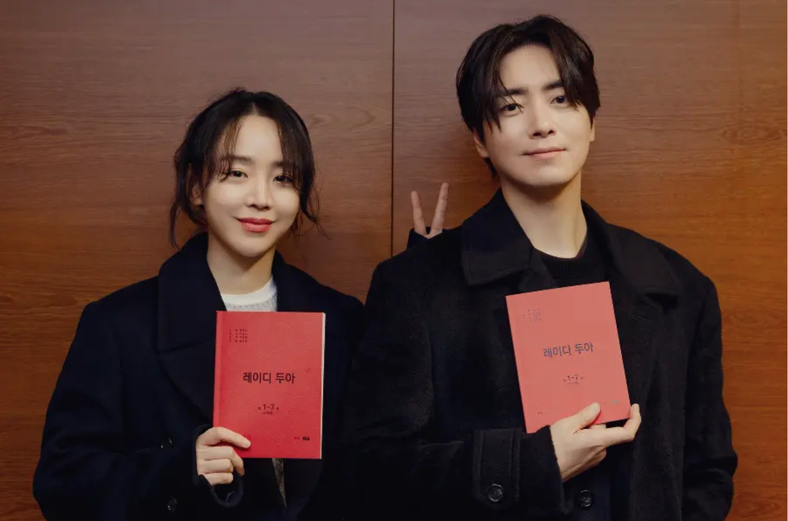 Setelah Jadi Duda Penuh Pesona di 'Love Scout', Lee Jun-hyuk akan Kejar-Kejaran dengan Shin Hae-sun di Drama Misteri ‘The Art of Sarah’