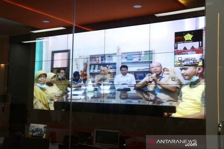Bupati Kulon Progo Sutedjo melakukan teleconferen jajaran dokter RSUD Wates untuk memberikan selamat atas kesembuhan pasien COVID-19. (Foto ANTARA/Sutarmi)
