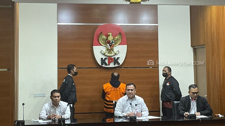 KPK Tahan Bupati Mamberamo Tengah