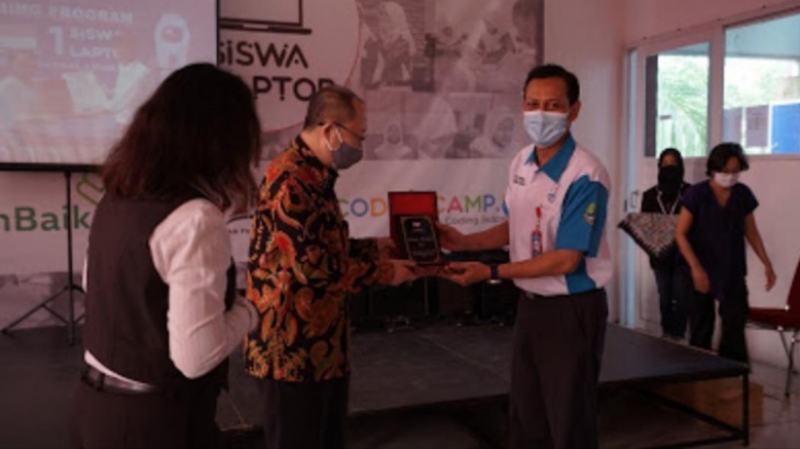 K-Line Donasikan Lebih dari 100 Set Komputer untuk SMK di Jakarta