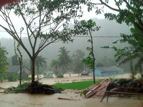  Hujan Deras dan Angin Kencang Rusak Puluhan Rumah di Malang