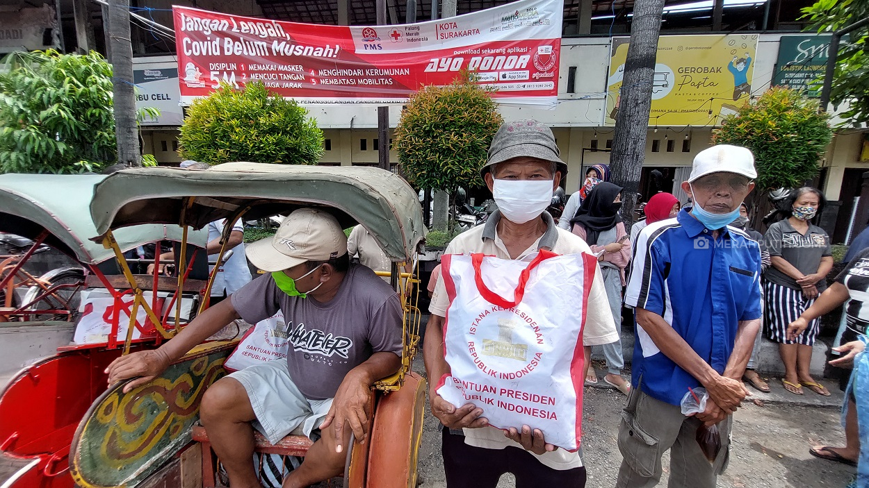 Warga dan Pedagang Pasar Kleco Solo Rela Antre Demi Sembako dari Jokowi