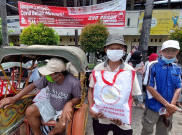 Warga dan Pedagang Pasar Kleco Solo Rela Antre Demi Sembako dari Jokowi