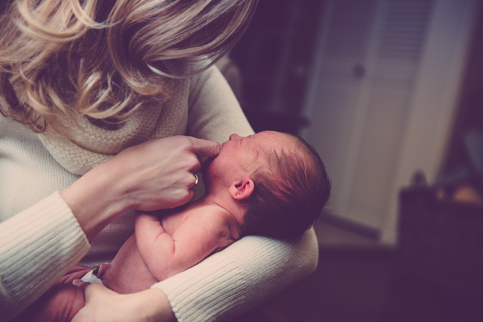 Ibu Rentan Baby Blues, ini Aturan saat Menjenguk Bayi