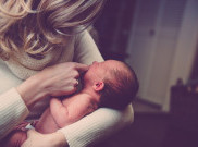 Ibu Rentan Baby Blues, ini Aturan saat Menjenguk Bayi