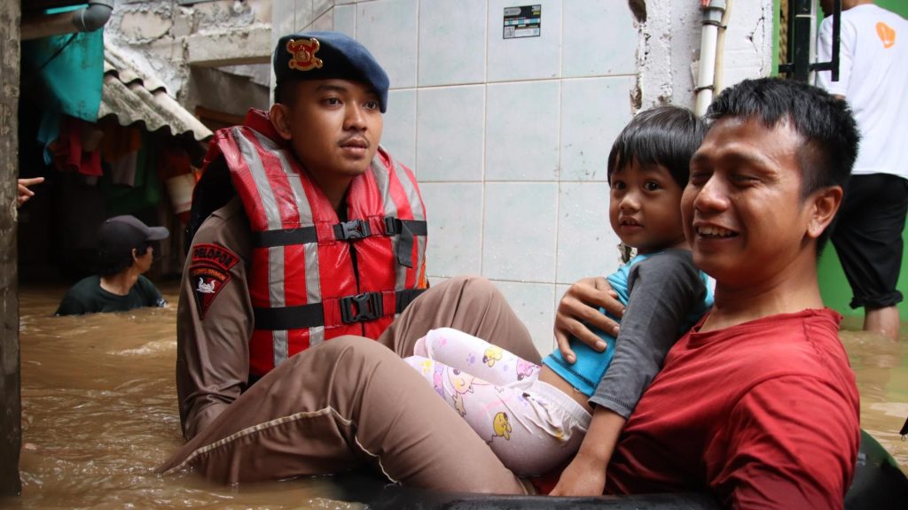 Tim SAR Brimob Polda Metro Jaya Evakuasi Warga Kebon Pala, Anak-anak dan Ibu Hamil Jadi Prioritas
