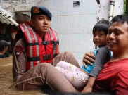 Tim SAR Brimob Polda Metro Jaya Evakuasi Warga Kebon Pala, Anak-anak dan Ibu Hamil Jadi Prioritas