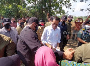 Jokowi Bagikan Sembako dan Uang ke Warga Kampung Halamannya Desa Giriroto
