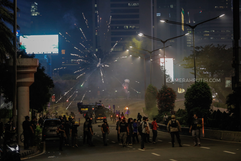 FOTO: Polisi Bubarkan Massa Demo Omnibus Law Hingga Malam Hari