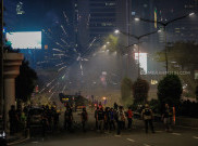 FOTO: Polisi Bubarkan Massa Demo Omnibus Law Hingga Malam Hari