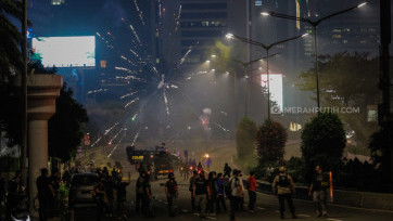 FOTO: Polisi Bubarkan Massa Demo Omnibus Law Hingga Malam Hari