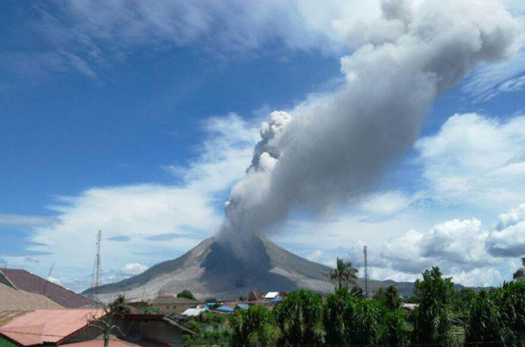 Empat Kecamatan Tanah Datar Terdampak Abu Vulkanik Gunung Marapi