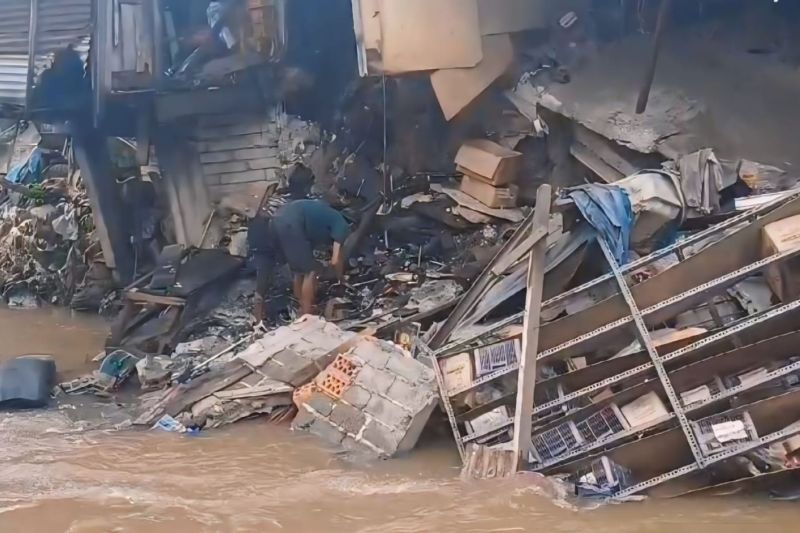 3 Ruko Roboh di Pasar Rebo, Satu Lansia Luka Ringan
