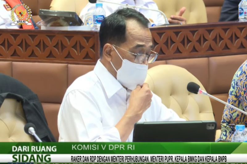 Menteri Perhubungan Budi Karya Sumadi dalam Rapat Kerja bersama Komisi V DPR RI di Jakarta, pada Rabu (1/12/2021). (ANTARA/Adimas Raditya)