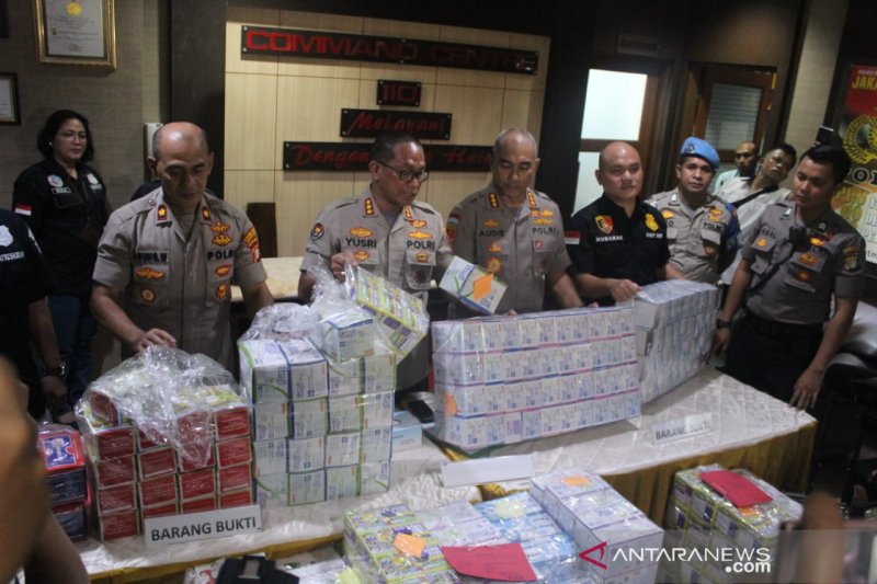 Barang bukti masker yang ditimbun mahasiswi berinisial TFH (19) disita aparat Polres Metro Jakarta Barat, Rabu (4/3/2020). (ANTARA/Devi Nindy)
