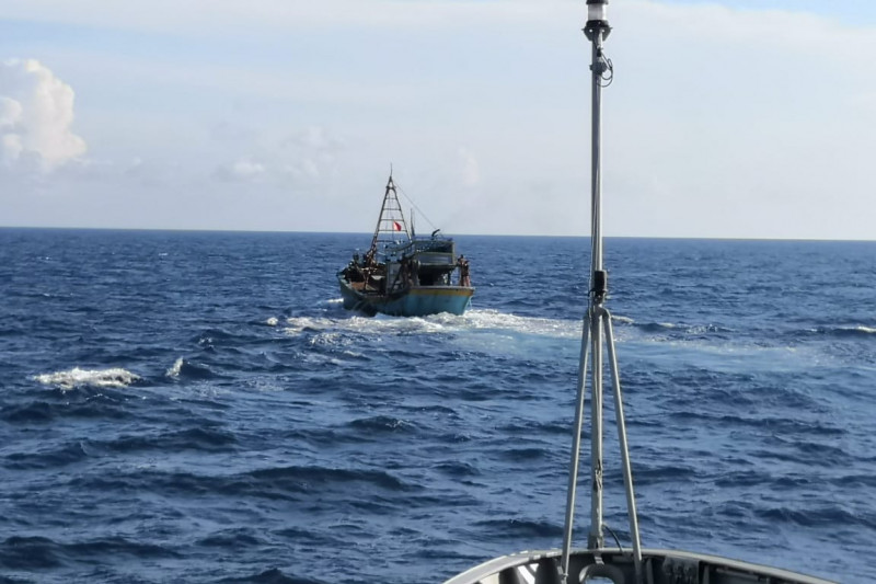KRI Kerambit-627 menangkap kapal ikan berbendera Vietnam diduga melakukan penangkapan ikan secara ilegal di Zona Ekonomi Eksklusif Indonesia (ZEEI) di Laut Natuna Utara, Rabu (11/8/2021) (ANTARA/HO-Humas Koarmada I)