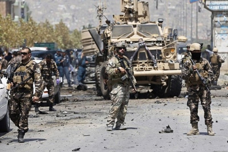 Dokumentasi - Pasukan NATO tiba di lokasi serangan bom mobil di Kabul, Afghanistan, Minggu (10/8). Pelaku serangan bom bunuh diri di Kabul menewaskan setidaknya empat warga sipil Afghanistan, termasuk anak-anak, serta melukai puluhan lainnya, kata pihak keamanan Afghanistan. (ANTARA/REUTERS/Omar Sobha/tm.)