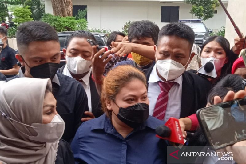 Anak Nia Daniaty Penuhi Panggilan Penyidik Polda Metro Jaya