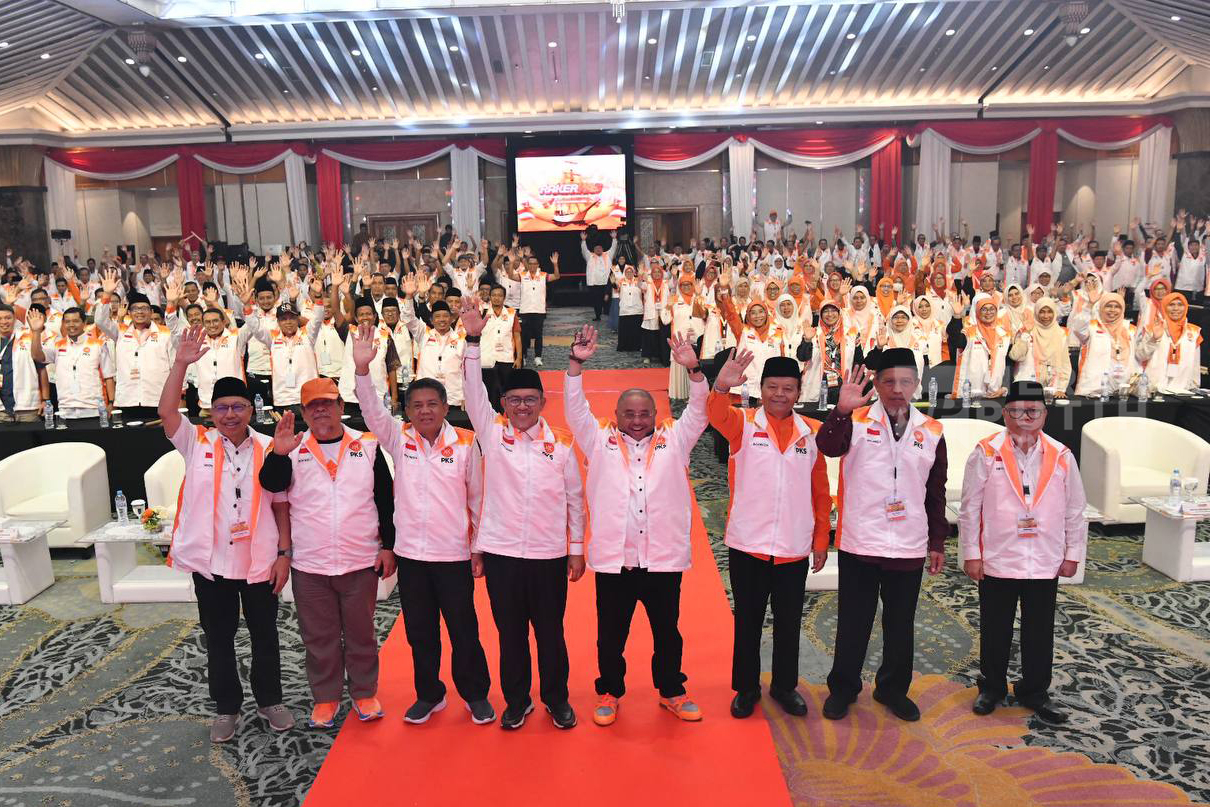 Pelaksana Harian (Plh) Presiden PKS Ahmad Heryawan didampingi Sekretaris Jenderal DPP PKS Habib Aboe Bakar Al Habsyi, dan Wakil Ketua Dewan Syuro PKS Hidayat Nur Wahid serta jajaran pimpinan PKS menghadiri penutupan Rakernas PKS di Jakarta, Minggu (22/9/2024).