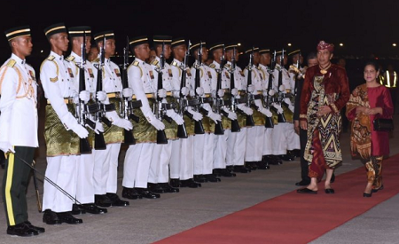 Perkokoh Tali Silaturahmi, Jokowi dan Mahathir Mohamad Salat Jumat Bareng